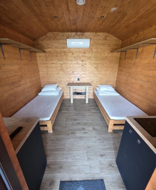Dwa łóżka z materacami – wnętrze domku, Stanowisko 4