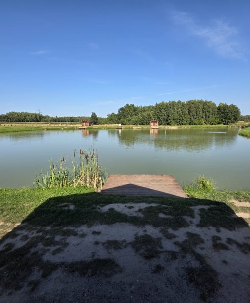 Panorama łowiska z pomostem przy stanowisku 3 w Łowisku Patok