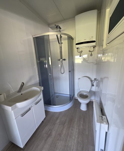 WC i prysznice – czyste zaplecze sanitarne • Łowisko Patok